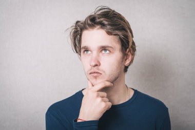 Erkekler sola bakmayı düşünür. Gri arkaplan