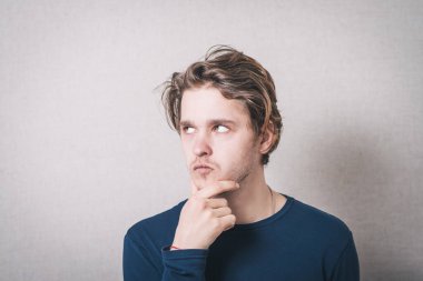 Erkekler sola bakmayı düşünür. Gri arkaplan