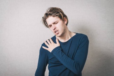 Omzum ağrıyor. Gri arkaplan