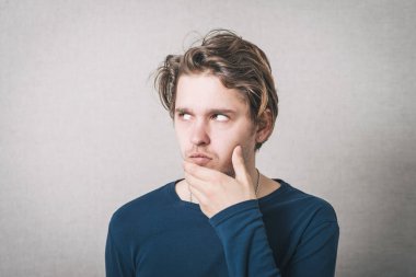 Erkekler sola bakmayı düşünür. Gri arkaplan