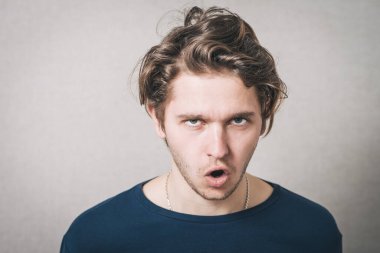 Adam bağırıyor, umutsuzluk, keder. Gri arkaplan