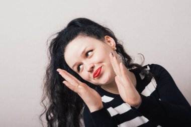 Kadınlar eğlenmeyi sever. Gri arkaplan.