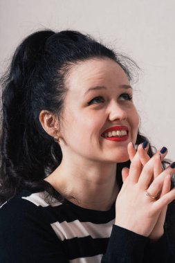 Güzel genç kız dua ediyor.