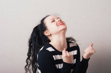 Stüdyoda kutlama yapan genç bir kadın.