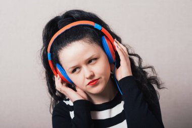 Güzel kız, müziği dinle.