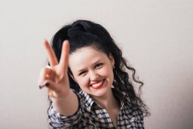 Güzel Kız Zafer İşareti