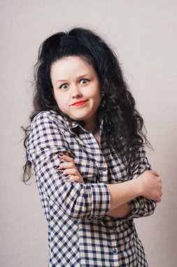 Güvenilmez bir kadın birine bakar.