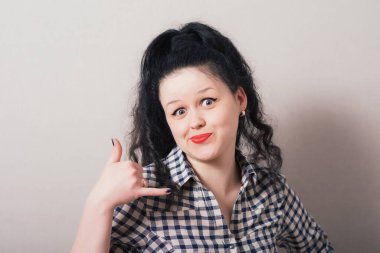 Kadın jest telefonu yapıyor.