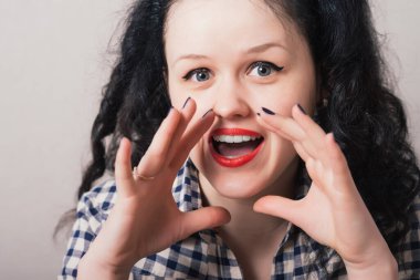 Genç kız el ele tutuşuyor.