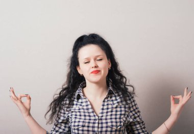 Meditasyonda güzel bir kadın