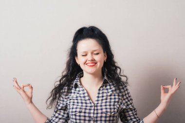 Meditasyonda güzel bir kadın