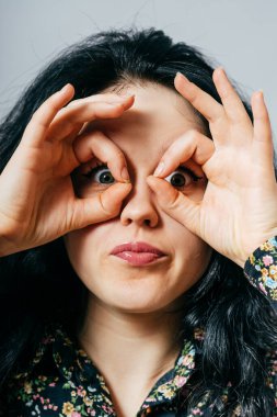 Güzel kız dürbün yapıyor.