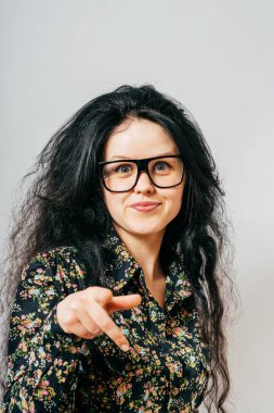 Uzun saçlı kadın parmağıyla işaret ediyor hocam.