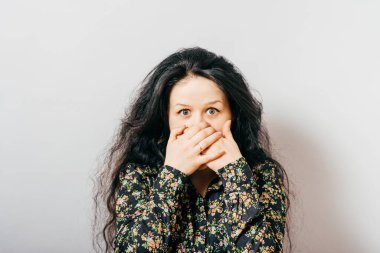 Güzel, uzun saçlı, korkmuş kız.