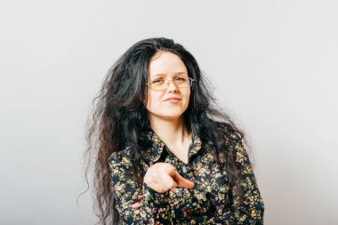 Uzun saçlı kadın parmağıyla işaret ediyor hocam.