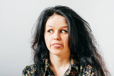 Stüdyo arka planında dil gösteren kız