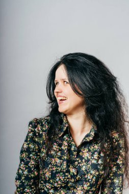 Güzel, gülen genç bir kadının profil yüzü