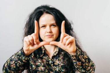 bir resim çerçevesi yapan kız