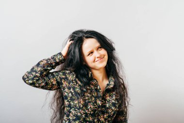 Kız stüdyo arka planında düşündü.