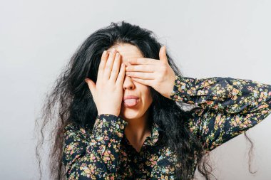 Kız gözlerini kapar.