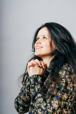 Güzel genç kız dua ediyor.