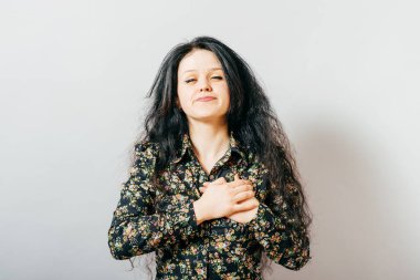 El ele tutuşan bir kız.