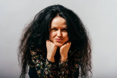 Kız çene el desteği