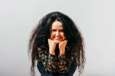 Kız çene el desteği