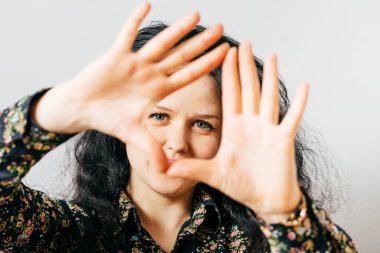 Kız çerçeveli kollar yapıyor.