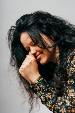 Stüdyoda gülen kız