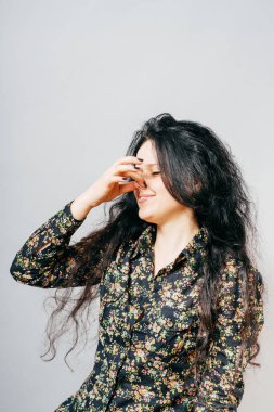 Kız burnunu kapatır.