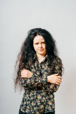 Kızım, ellerini stüdyonun arka planına sıkıştır.