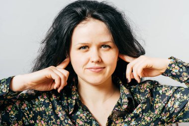 Kız kulaklarını kapatıyor.