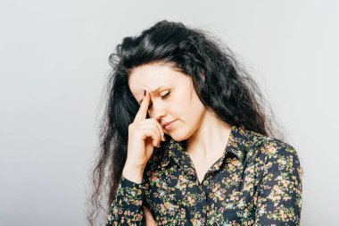 Stüdyo arka planında kız baş ağrısı