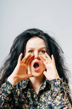 Stüdyodan birini arayan bir kız.