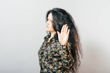 Kız şovları stüdyo arka planında durur