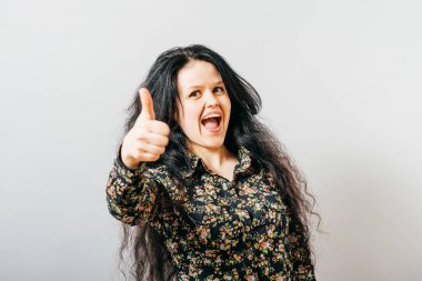 Kız stüdyo arka planında iyi görünüyor.