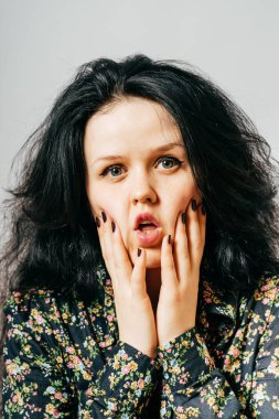 Stüdyo arka planında şokta olan kadın