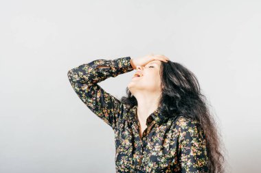 Stüdyo arka planında kız baş ağrısı