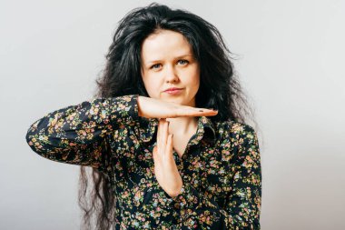 Kız şovları stüdyo arka planında durur