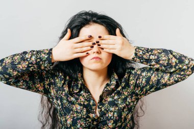 Kız gözlerini kapar.