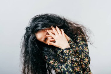 Kız yüzünü kapatıyor.