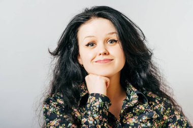 Kız elini kaldırdı.