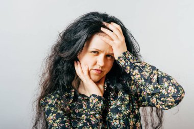 İşten sonra boynunu büken bir kız.