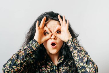 Güzel kız dürbün yapıyor.