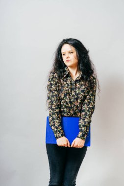 Dosyası olan güzel genç bir öğrenci..