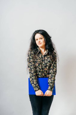 Dosyası olan güzel genç bir öğrenci..