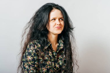 Kız gözlerini devirdi.