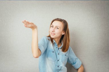 Kadın eli boş görünüyor. Gri arkaplanda izole