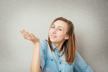 Kadın eli boş görünüyor. Gri arkaplanda izole